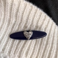 Eleganter dunkelblauer ovaler Haarklipp mit Strass-Herz auf Strickhintergrund - Dunkelblau Strass Herz Stil