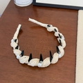 Vista dettagliata del cerchietto in pizzo crema con perle eleganti e denti antiscivolo - Pizzo Bianco Sporco Avvolto (Con Perle e Strass) / Bianco Sporco