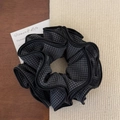Dettaglio dell'elastico scrunchie a quadretti neri e grigi con bordi a onde cuciti - Quadri Nero