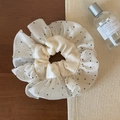 Detail van crème haarelastiekje met zwarte stippen en geplooide chiffon textuur - Gebroken Wit Stippen Stijl / Off-wit