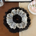 Détail d'un chouchou géant plissé noir avec dentelle brodée de fleurs blanches - Chouchou Plissé Noir