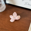 Gros plan détaillé d'une pince à cheveux fleur rose irisée avec strass sur fond en bois - 6cm / Rose Clair AB