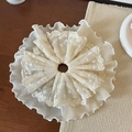 Gros plan sur un grand chouchou en dentelle blanc cassé avec broderie florale fine - Chouchou Plissé Blanc Cassé