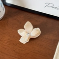 Détail d'une pince à cheveux fleur en acétate blanc crème avec cristal et fini nacré - 6cm / Jaune Clair Iridescent