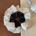Detailopname van de dubbellaagse mesh-textuur met stippen en grote ruches van organza - Zwart en Wit Splicing Stijl / Zwart
