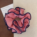 Dettaglio dell'elastico per capelli a quadretti rossi e bianchi con bordo blu rifinito - Gingham Rosa
