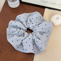 Dettaglio dell'elastico per capelli azzurro a pois con pieghe morbide in tessuto - Pois blu