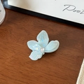 Détail d'une pince à cheveux fleurie en acétate bleu avec fini nacré et strass - 6cm / Vert Clair AB