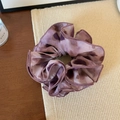 Dettaglio del grande elastico per capelli in seta con stampa a inchiostro viola - Stile Floreale