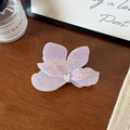 Vue détaillée de la pince à cheveux fleur en acétate avec texture perlée et cristal - 9.5cm / Violet Clair Iridescent