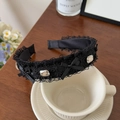 Dettaglio di cerchietto in pizzo nero con fiocco di raso e strass quadrati scintillanti - Stile Diamante Quadrato