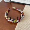 Dettaglio di un cerchietto in tessuto floreale con perle bianche e strass scintillanti - Stile Intrecciato Multicolore