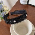 Dettaglio del cerchietto in pizzo nero con fiocchi di raso e strass argentati brillanti - Stile Zircone Rotondo