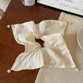 Detalle de coletero beige con bordado floral amarillo y colgante de perla - Coletero Pañuelo Margarita