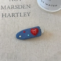 Detail der Haarklammer aus Denimblau mit rotem Herz und funkelnden Strasssteinen - Herz-Dekor / Dunkelblaue Entenschnabelklemme
