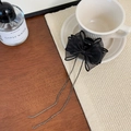 Detalle de pinza para el pelo con lazo de organza negra y elegantes flecos de strass - Estilo de Cadena