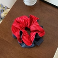Detail eines Haargummis aus rotem Polka-Dot-Stoff und blauem Denim mit Faltenstruktur - Kirschpunkt-Haargummi-Stil (FQ-0263)