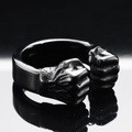Dettaglio dell'anello in acciaio inossidabile nero con due pugni su fascia aperta - US 7 / Nero