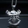 Macro d'un pendentif pirate en acier vintage avec gravure Pipefitters et chaîne box - Pendentif Argent Uniquement (Sans Chaîne)