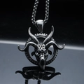 Dettaglio del ciondolo a testa di capra gotica con pentagramma su collana a catena nera - Pendaglio Colore Argento