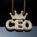 Hip-Hop Gold CEO Anhänger Kette mit Krone und funkelnden Kristallen auf schwarzer Fläche - Gold Anhänger Ohne Kette