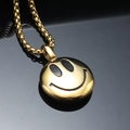 Collier avec pendentif smiley rond doré et grosse chaîne à maillons sur fond noir miroir - Pendentif Uniquement (Sans Chaîne)