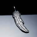 Colgante de pluma vintage de acero inoxidable con emblema ovalado en relieve y acabado plateado - Solo Colgante Color Acero (Sin Cadena)