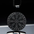 Détail macro du pendentif boussole Viking Vegvisir en acier inoxydable noir et runes - Pendentif Noir (Sans Chaîne) / Noir
