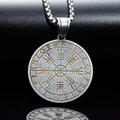 Detalle de cerca de un colgante de brújula vikinga vintage de acero con grabados rúnicos - Colgante Color Vintage (Sin Cadena) / Plata antigua