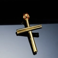 Pendentif croix de baseball en acier doré avec battes croisées et coutures rouges élégantes - Pendentif Doré Uniquement (Sans Chaîne)