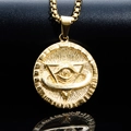 Vista macro del collar con colgante de ojo que todo lo ve dorado y textura de rayos de sol - Colgante Color Oro (Sin Cadena)