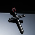 Détail d'un pendentif croix créatif en acier noir avec motif de baseball à coutures rouges - Pendentif Noir Uniquement (Sans Chaîne)
