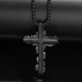 Vue détaillée du pendentif croix punk noire avec texture gothique et chaîne à perles - Pendentif Noir Uniquement (Sans Chaîne)