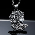 Colgante relieve de Medusa vintage en acabado plata con cadena box de acero inoxidable - Solo Colgante (Sin Cadena) / Color Acero