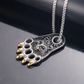Vue détaillée du pendentif patte d'ours avec griffes dorées sur surface noire polie - Pendentif Seul (Sans Chaîne) / Or & Argent