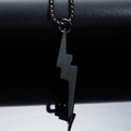 Collier avec pendentif éclair noir minimaliste en acier inoxydable sur surface réfléchie - Pendentif Seul (Sans Chaîne) / Noir