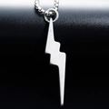 Vue macro d'un pendentif éclair en acier inoxydable mat avec chaîne vénitienne - Pendentif Seul (Sans Chaîne) / Argent antique