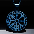 Dettaglio macro del ciondolo bussola vichinga Vegvisir blu con incisione di rune nordiche - Ciondolo Blu Solo (Senza Catena)