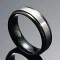 Minimalistischer Edelstahlring mit schwarzen Kanten und silbernem Bürstenfinish - US 6 / Stahlfarbe