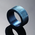 Macro di anello in acciaio blu scuro con texture zigrinata a diamante e bordi smussati - US 7 / Blu