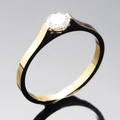 Klassischer vergoldeter Edelstahlring mit rundem Solitär-Zirkonia im Brillantschliff - US 6 / Gold
