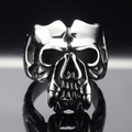 Anello gotico punk teschio di corvo in acciaio inossidabile con zanne su fondo nero lucido - US 7 / Color Acciaio