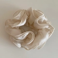 Dettaglio dell'elastico in rete bianco crema con texture setosa e bordi a onde morbide - Albicocca Beige