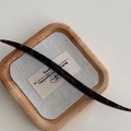 Dettaglio della forcina in acetato tartarugato scuro con logo dorato France Handmade - Blu Caffè Iridescente