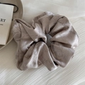 Detail van satijnen scrunchie met elegante grijze inkt marmeren textuur en zijdeglans - Nude roze