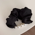 Dettaglio di elastico in raso nero con eleganti perle bianche e una trama effetto seta - Nero