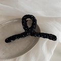 Dettaglio molletta per capelli a pois neri su piatto in ceramica e tessuto bianco elegante - Design Incrociato (FJ892715) / Nero