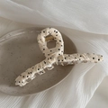 Dettaglio del tessuto a pois e della molla dorata su questa pinza per capelli raffinata - Design Incrociato (FJ892715) / Bianco