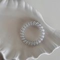 Dettaglio dell'elastico per capelli a spirale a pois su vassoio decorativo - Bianco Pois Piccolo