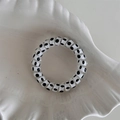 Dettaglio dell'elastico a spirale bianco a pois neri su un vassoio decorativo a conchiglia - Bianco Pois Grande
